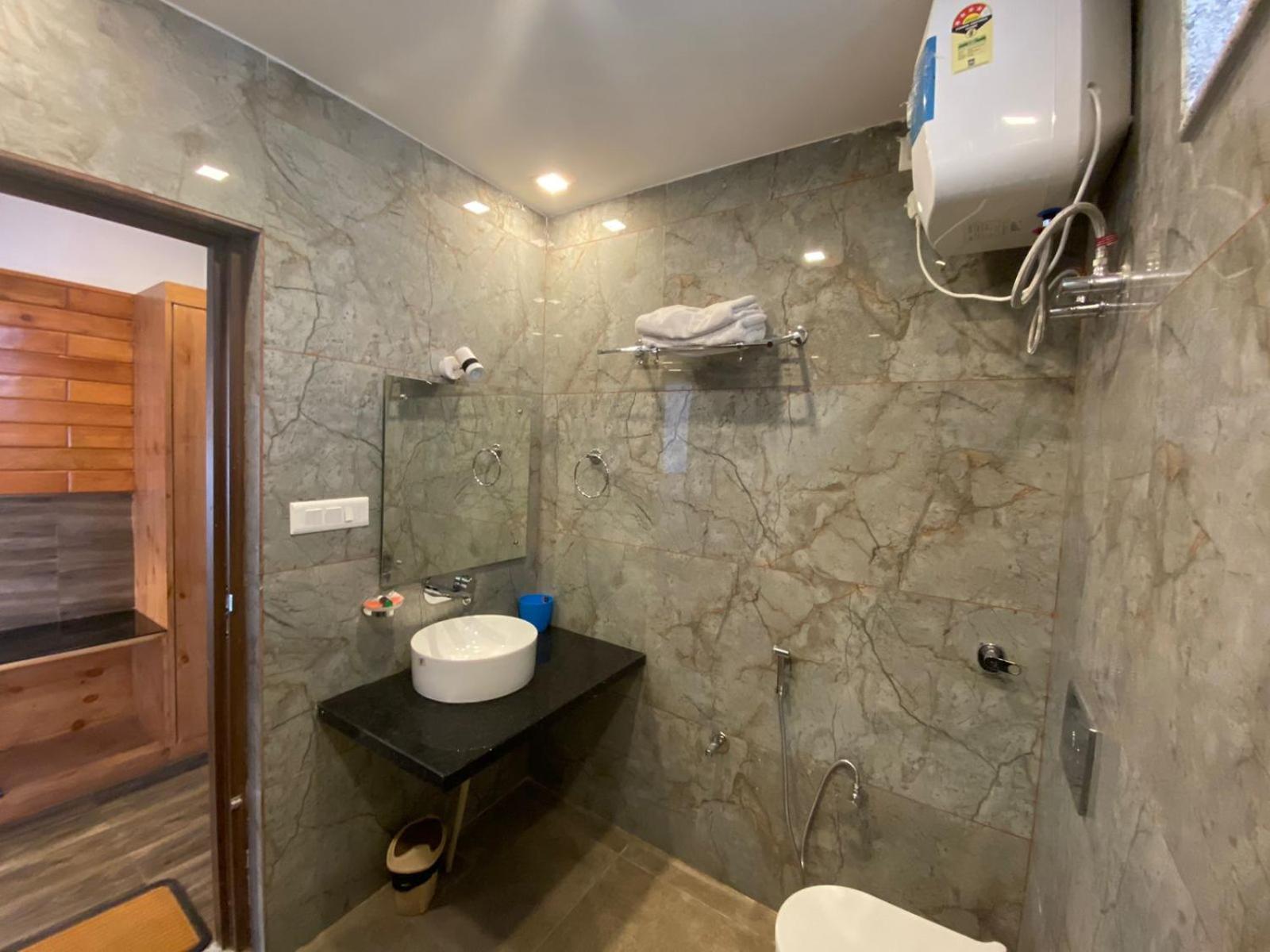 The Aesthetic Hotel & Restaurant Bhimtal Ngoại thất bức ảnh